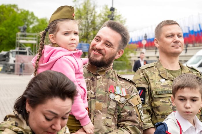 Участники специальной военной операции с детьми возложили цветы к Могиле Неизвестного Солдата
