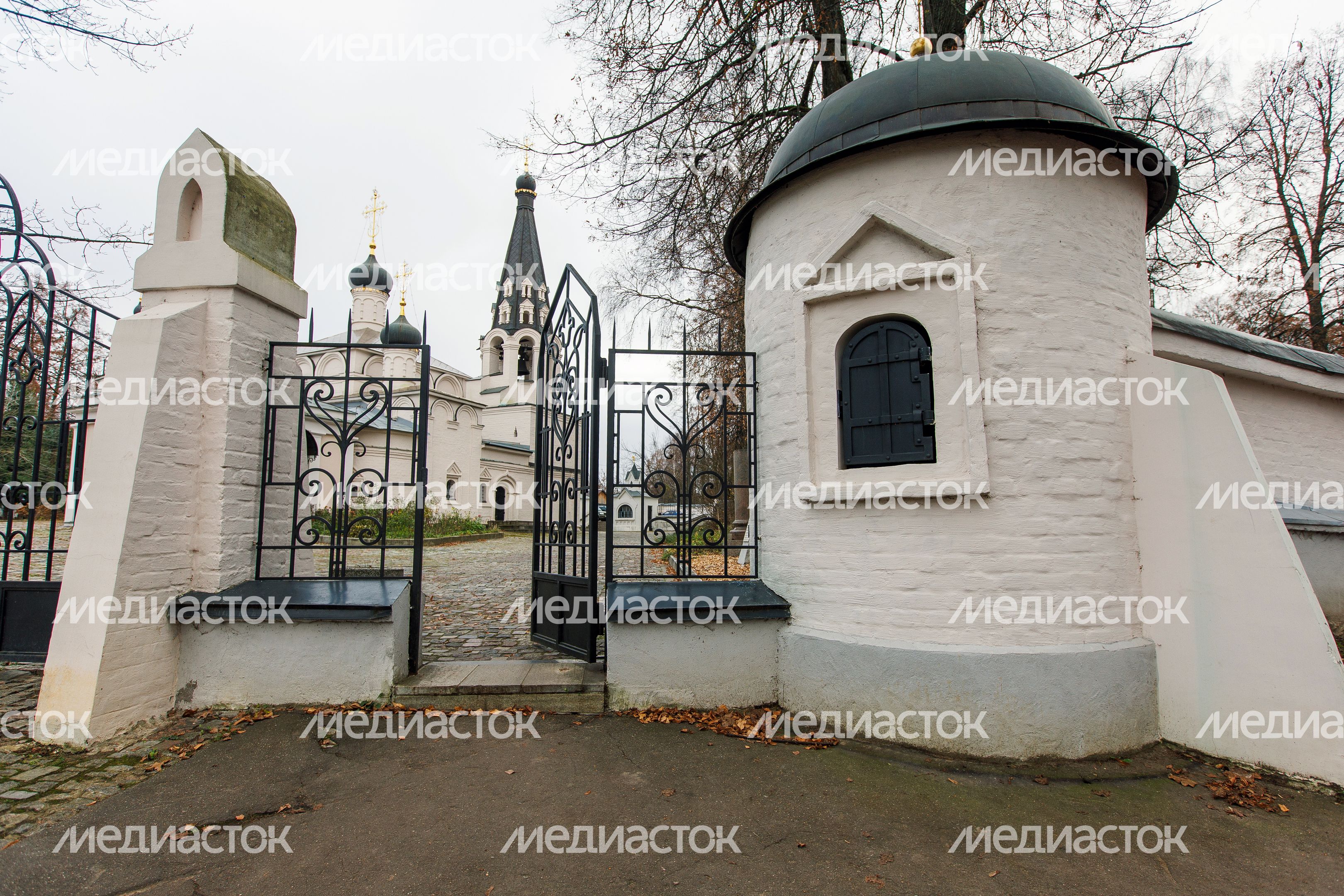Церковь Спаса Нерукотворного Образа в Долгопрудном осенью Церковь Спаса Нерукотворного Образа в Долгопрудном осенью