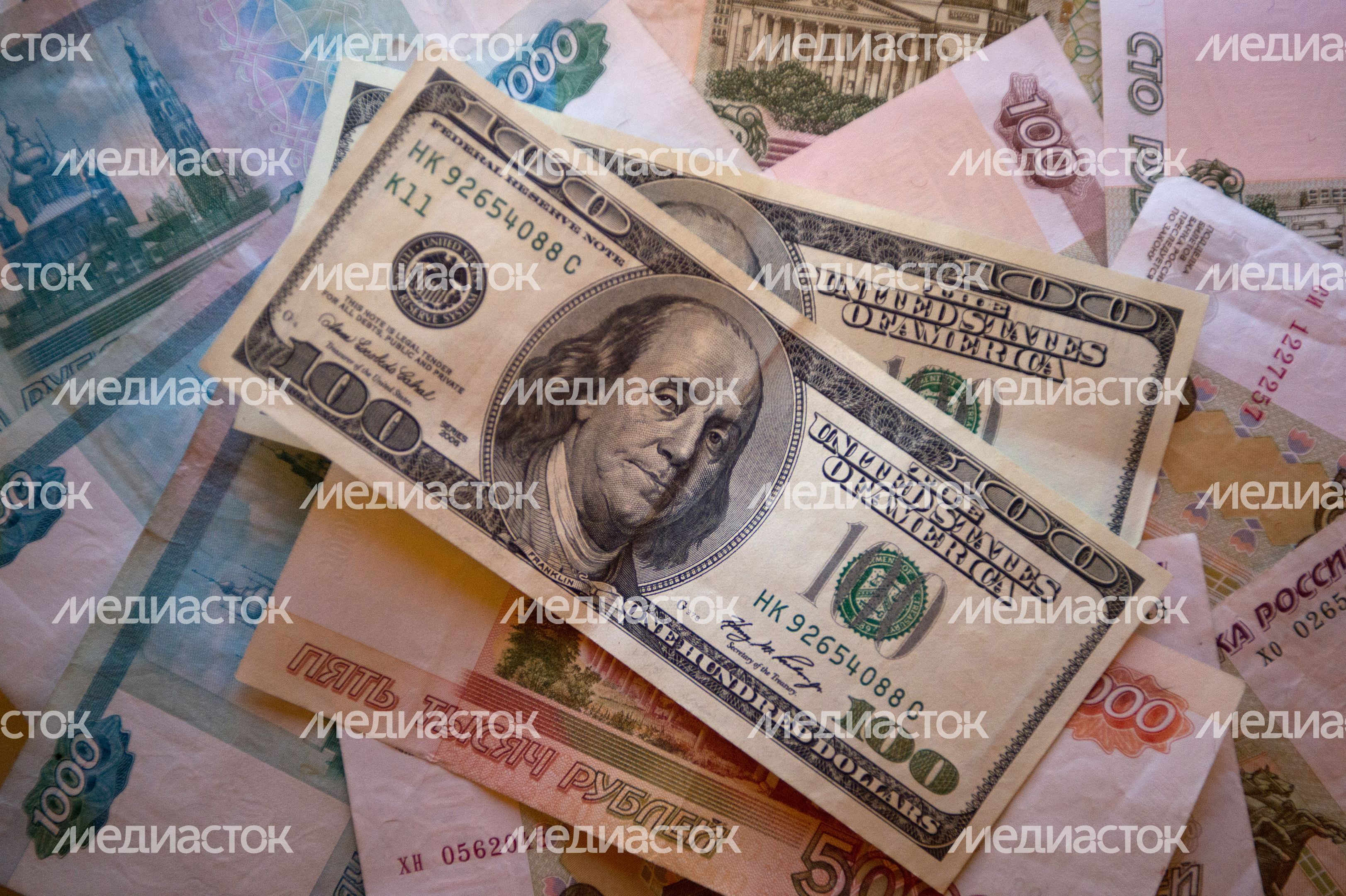 Денежные купюры рублей и долларов США Денежные купюры рублей и долларов США