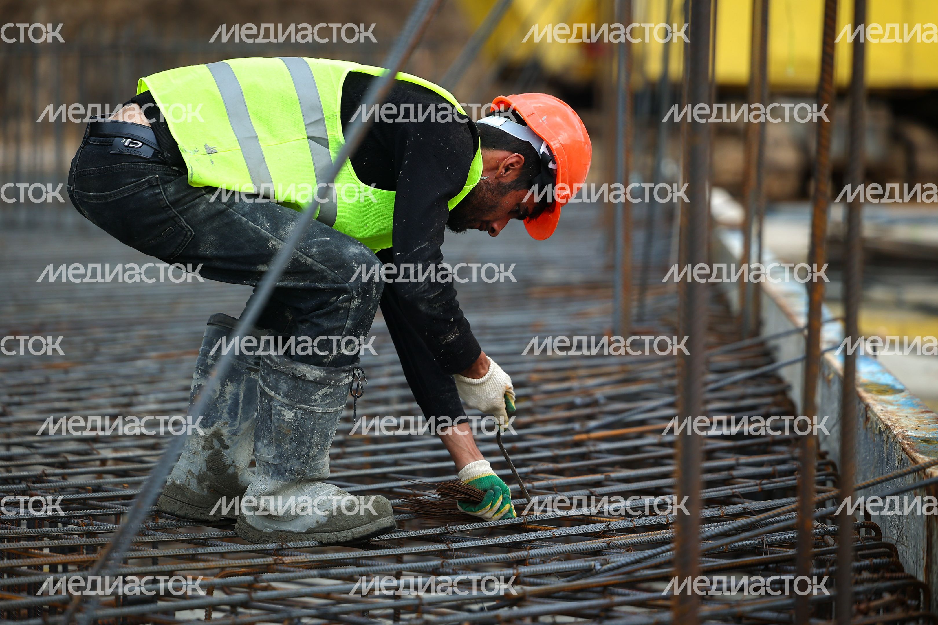 Губернатор осмотрел ход строительства пристройки на 400 мест к школе в Королеве Губернатор осмотрел ход строительства пристройки на 400 мест к школе в Королеве