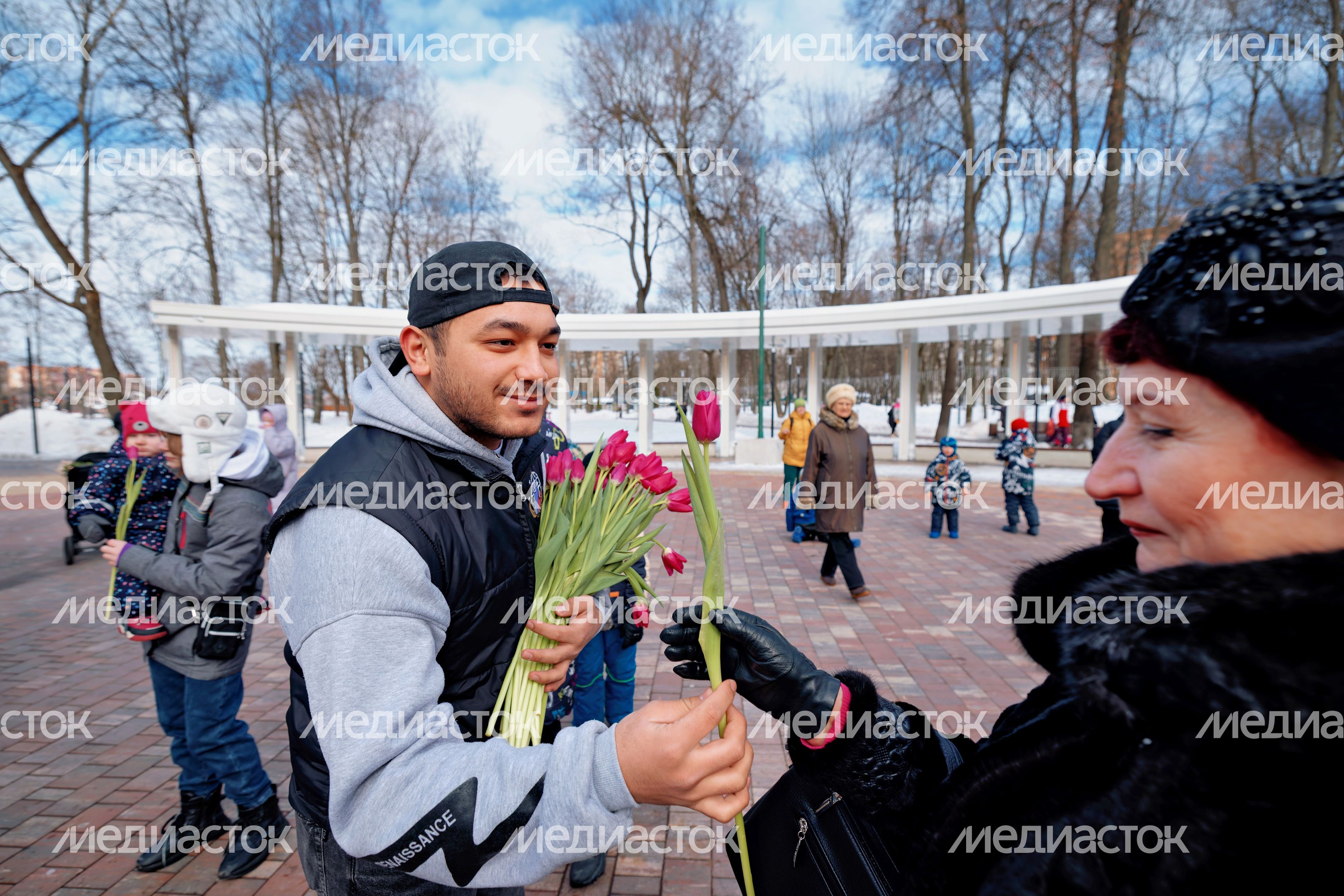 Фестиваль «Весна, цветы и комплименты» к празднику 8 Марта в парке имени В. Талалихина в Подольске Фестиваль «Весна, цветы и комплименты» к празднику 8 Марта в парке имени В. Талалихина в Подольске