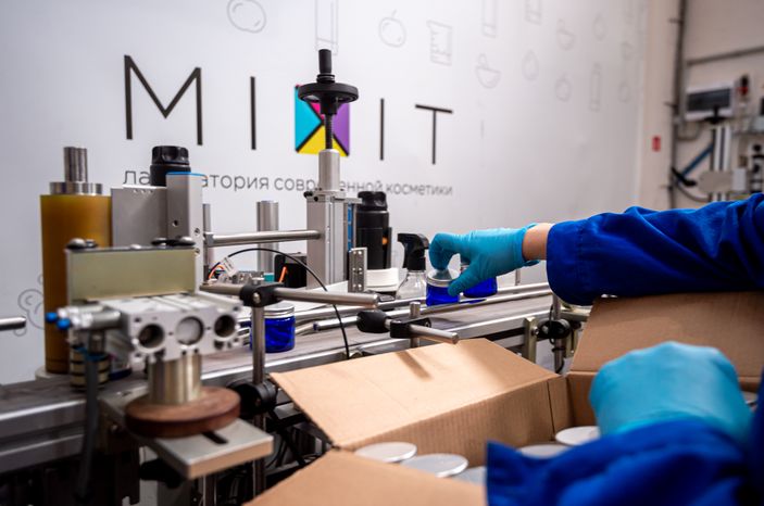 Процесс работы фабрики косметического бренда Mixit