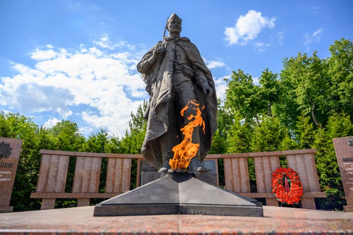 Мемориал погибшим в Великой Отечественной войне жителям Лосино-Петровского на территории Никольского парка