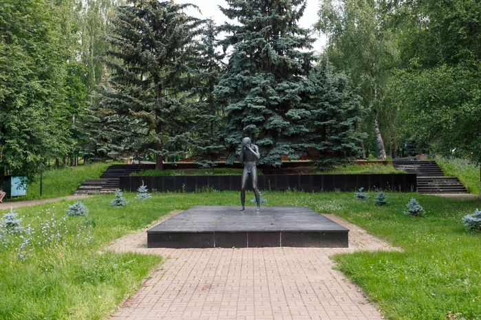 Памятник «Скорбящий мальчик» в сквере Победы города Дзержинский