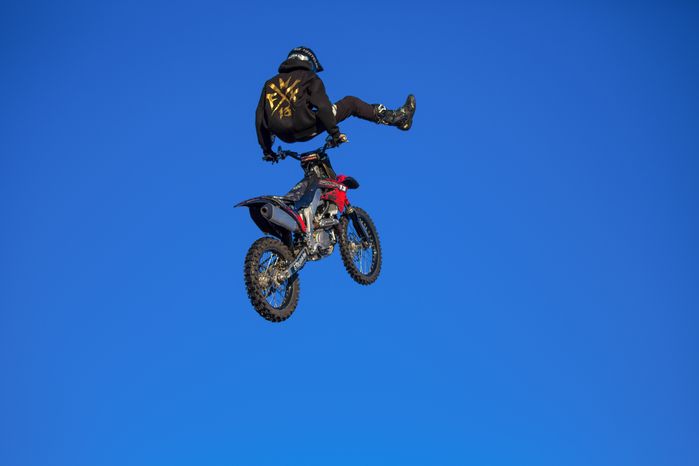 Зимний фристайл-мотокросс от команды FMX13 в Одинцово