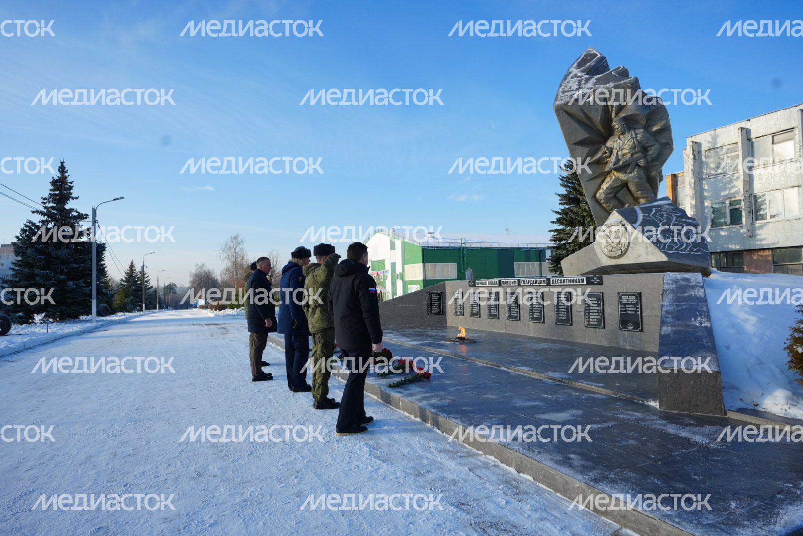 Возложение цветов к мемориалу погибших десантников Губернатором Подмосковья