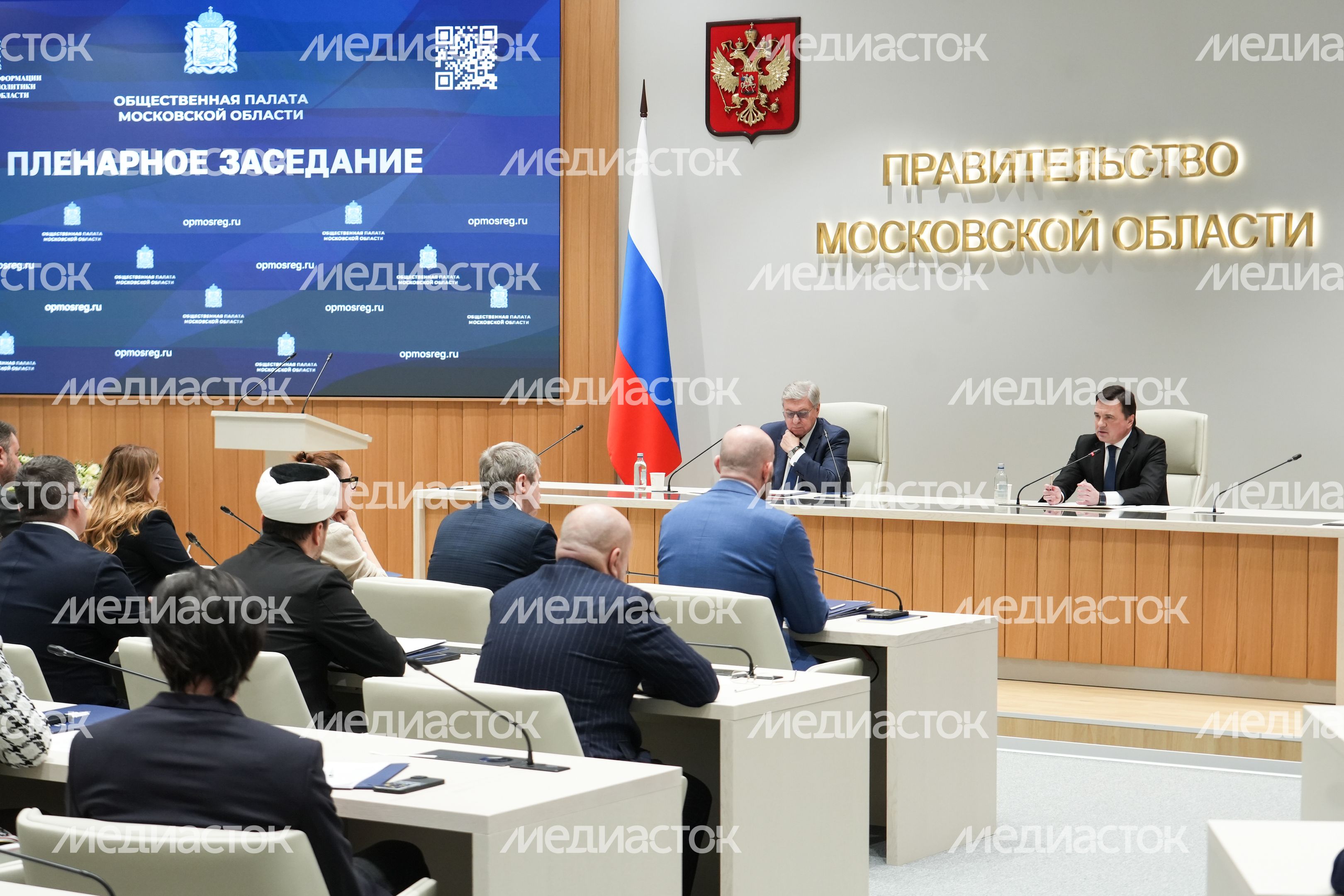 Андрей Воробьев поблагодарил общественников за работу и вручил им областные награды Андрей Воробьев поблагодарил общественников за работу и вручил им областные награды