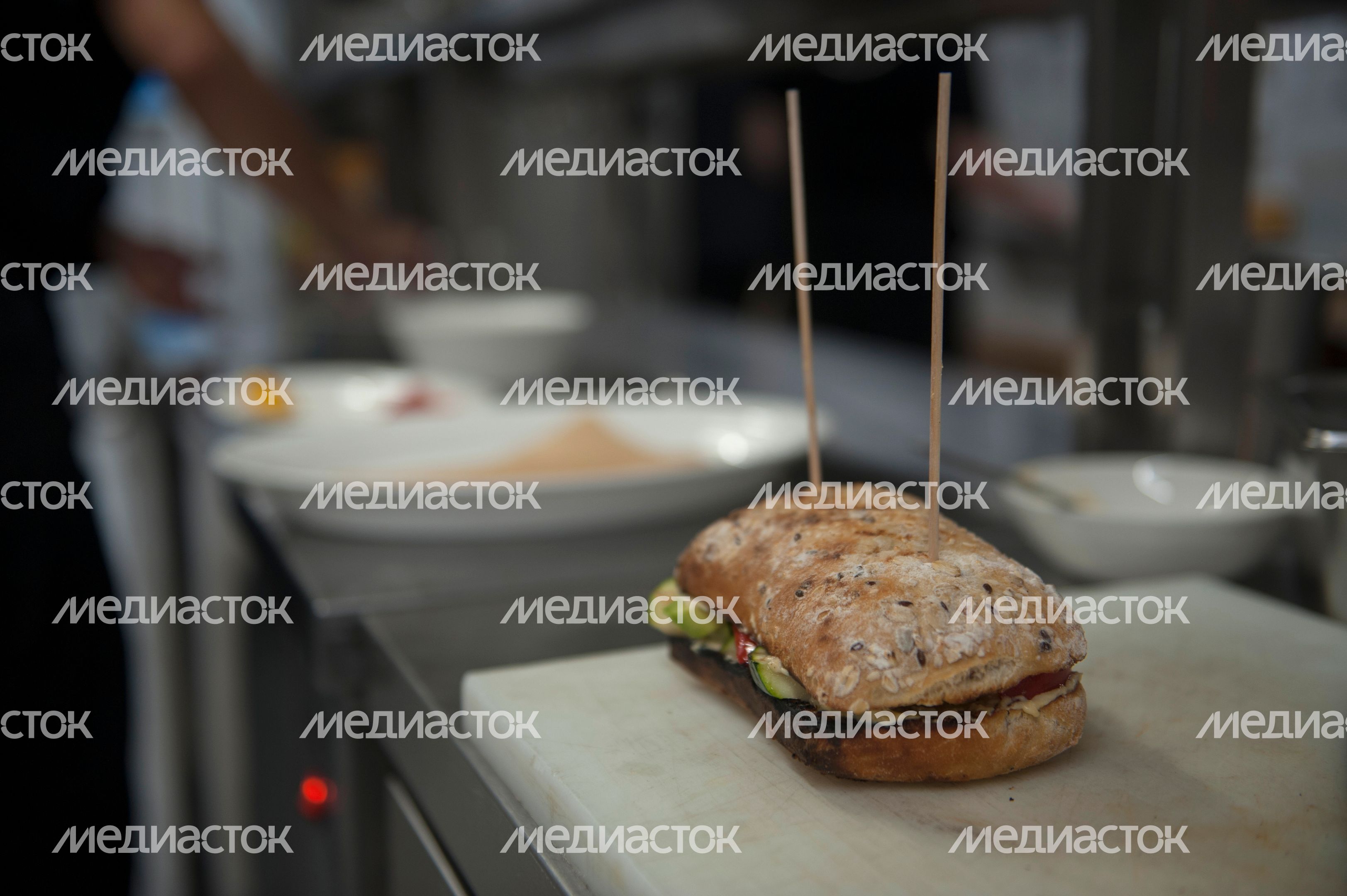 Приготовление чиабатты с хумусом и овощами Приготовление чиабатты с хумусом и овощами