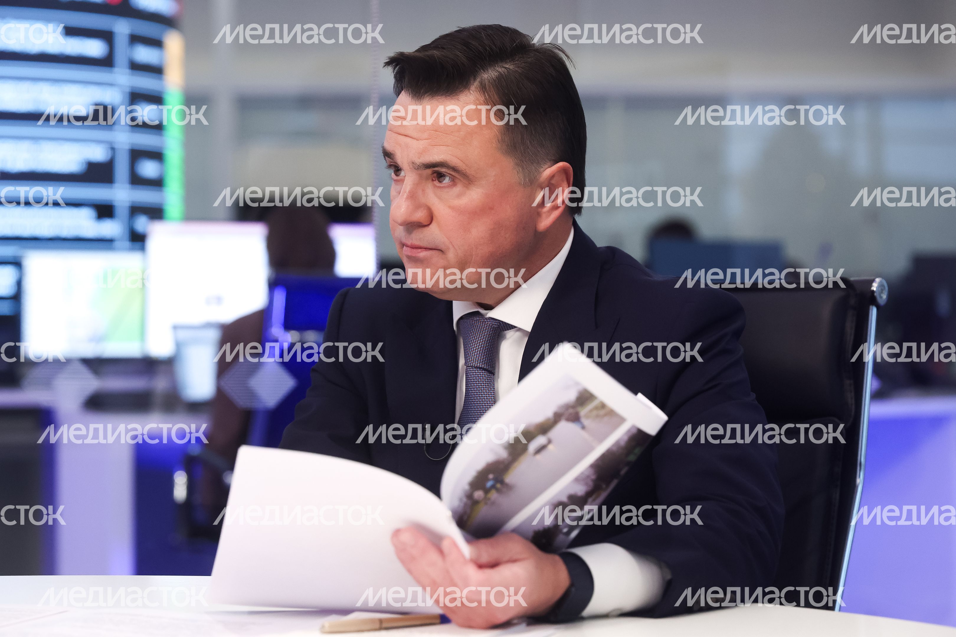 Андрей Воробьев выслушал просьбу старосты деревни Буняково и жителя села Красный Путь Андрей Воробьев выслушал просьбу старосты деревни Буняково и жителя села Красный Путь
