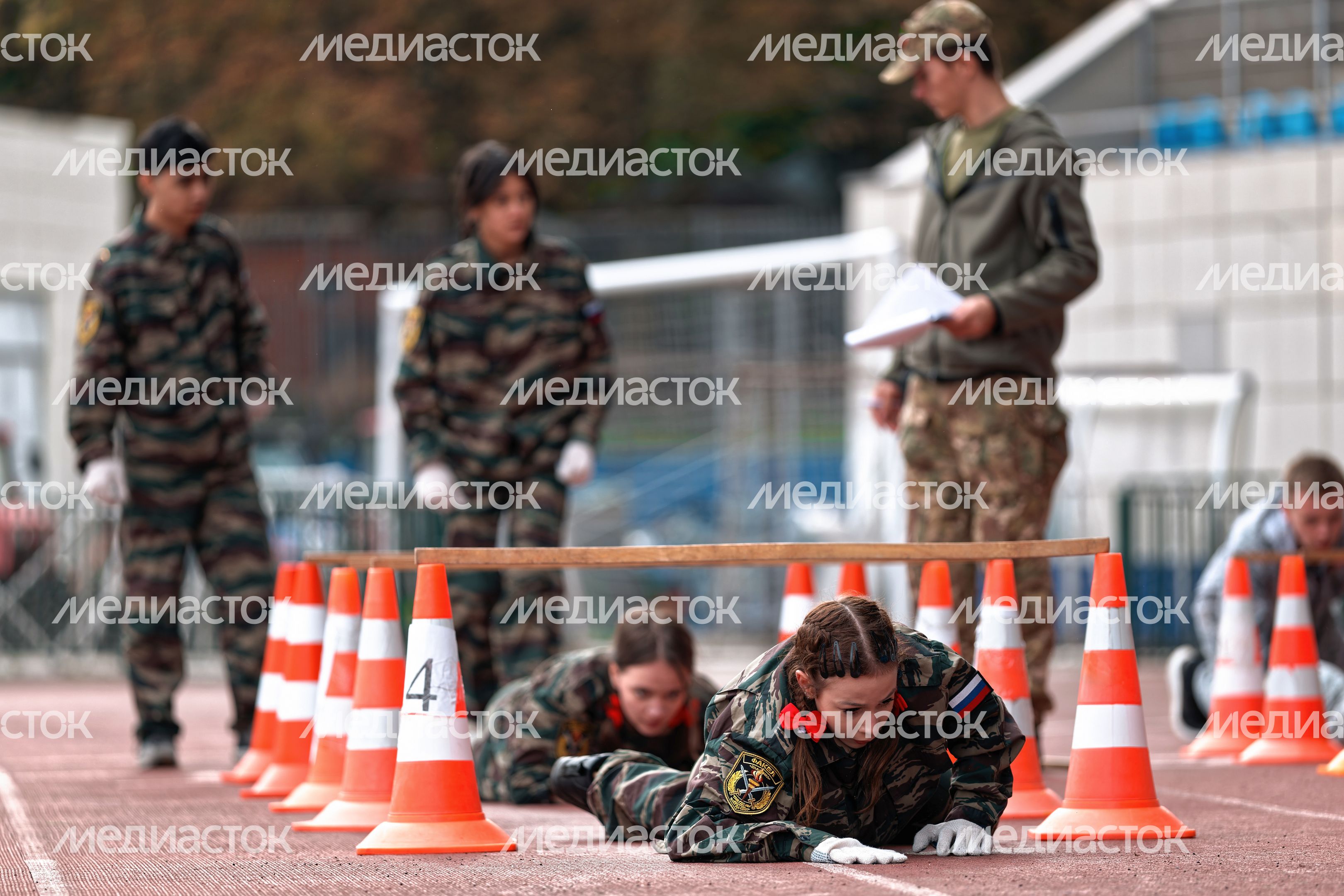 Слаженность в прохождении полосы препятствий показали школьники в военно-патриотической игре «Наследники Победы»