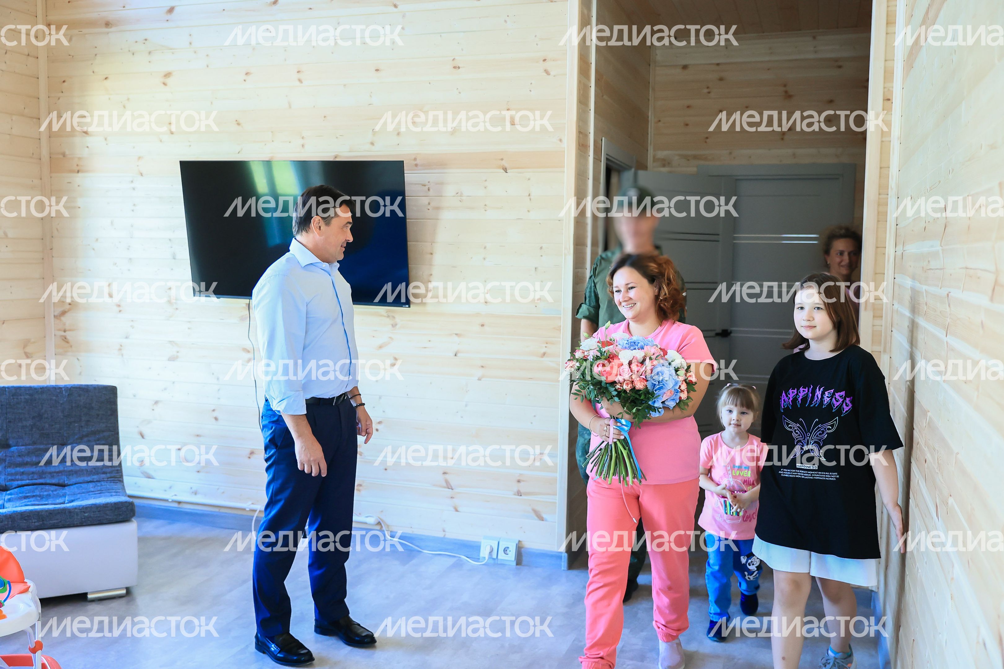 Посещение Губернатором Подмосковья нового дома участника СВО в Наро-Фоминске