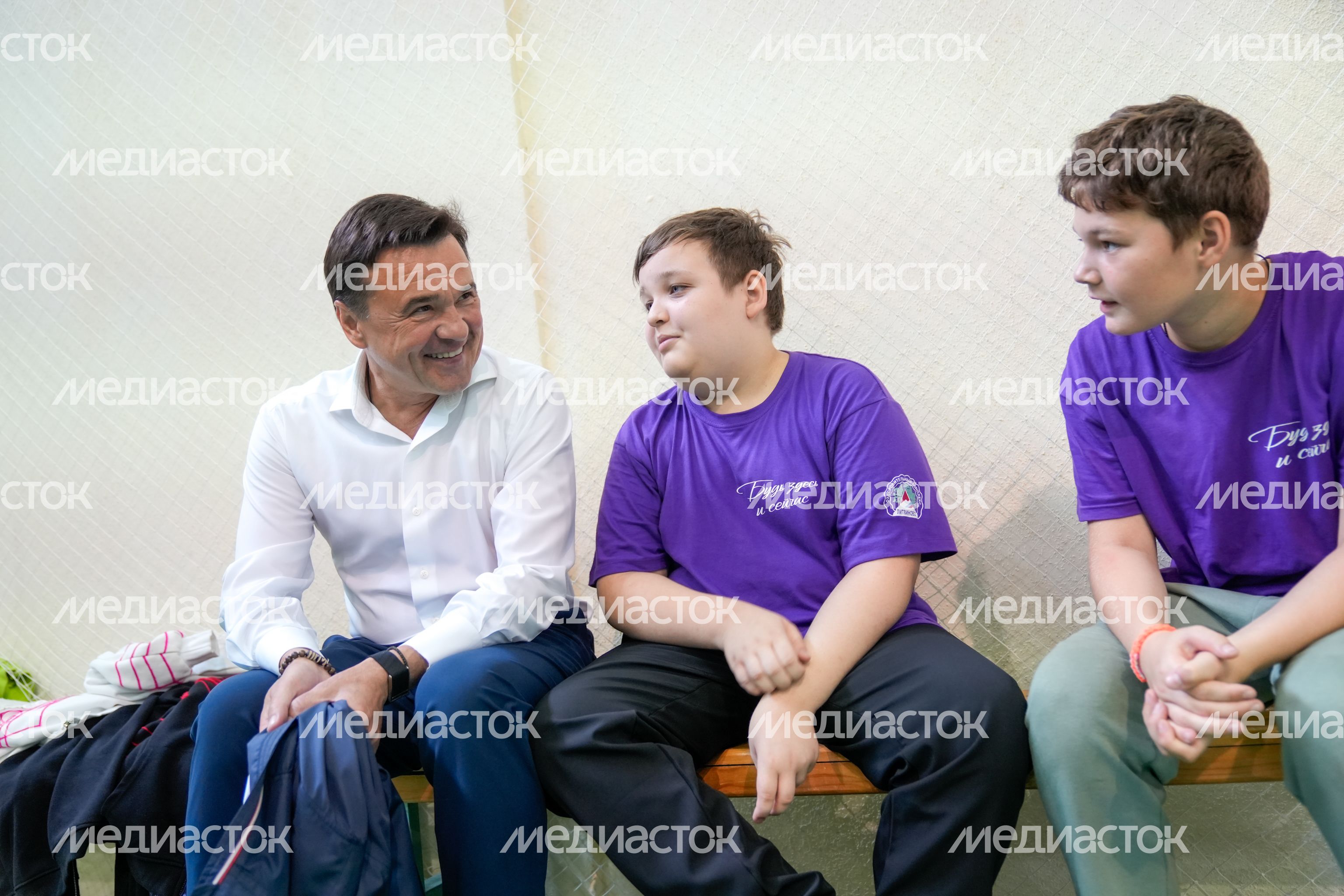 Андрей Воробьев пообщался с детьми участников СВО в подмосковном лагере "Литвиново" Андрей Воробьев пообщался с детьми участников СВО в подмосковном лагере "Литвиново"