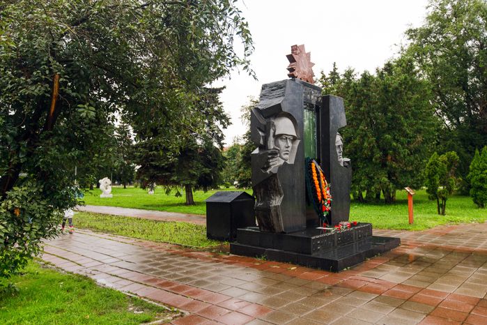 Памятник погибшим солнечногорцам в Великой отечественной войне на Советской площади в Солнечногорске