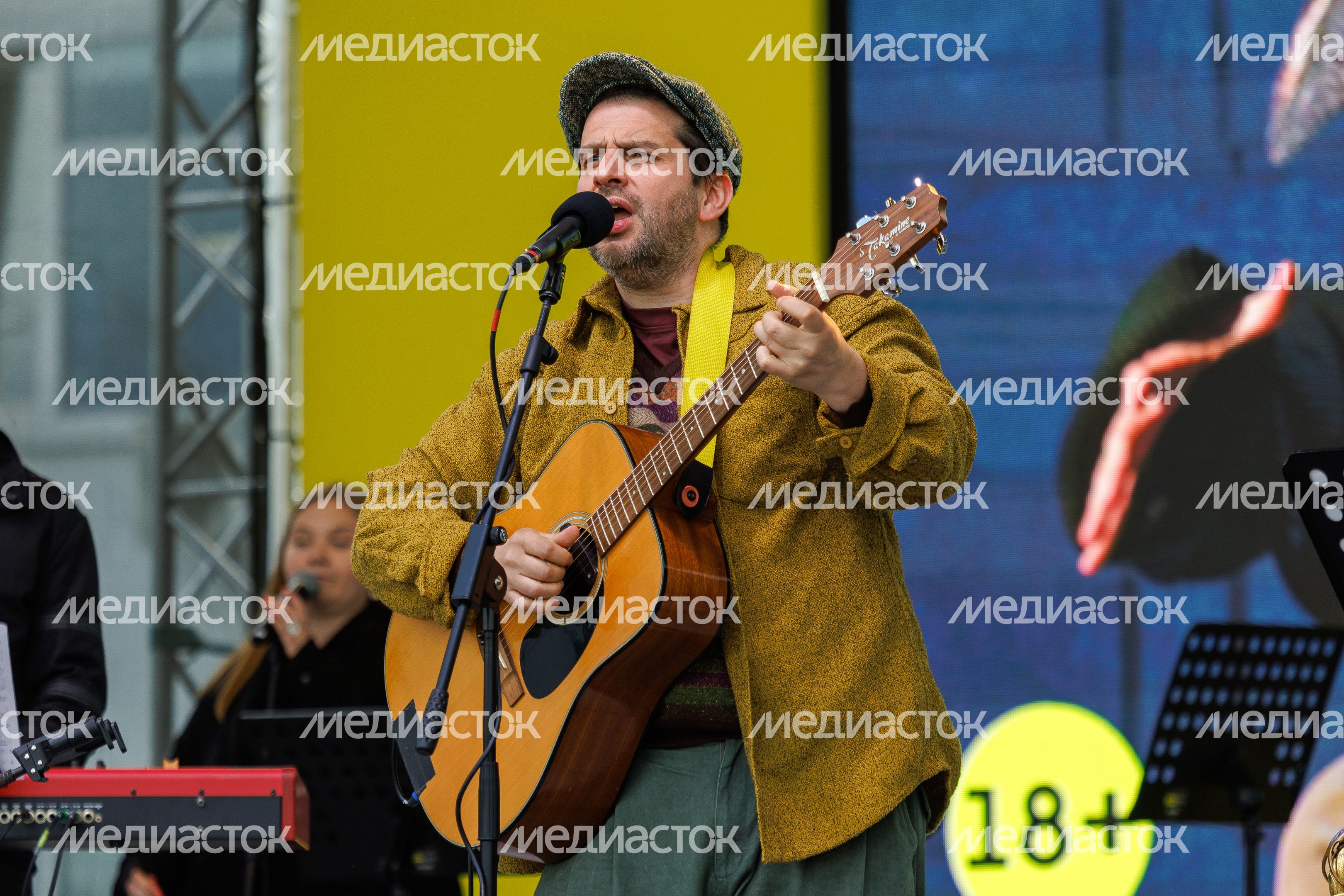 Музыкант Петр Налич на открытии XXIII Фестиваля театров малых городов России на Советской площади Сергиева Посада Музыкант Петр Налич на открытии XXIII Фестиваля театров малых городов России на Советской площади Сергиева Посада