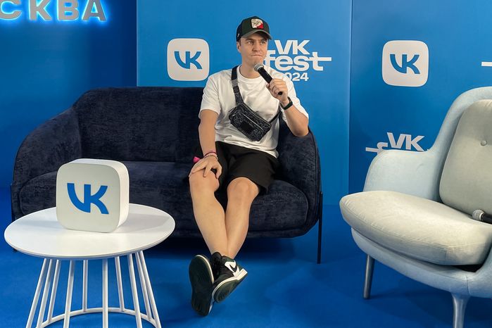 Стендапер Иван Абрамов на пресс-конференции VK Fest -2024 в Лужниках