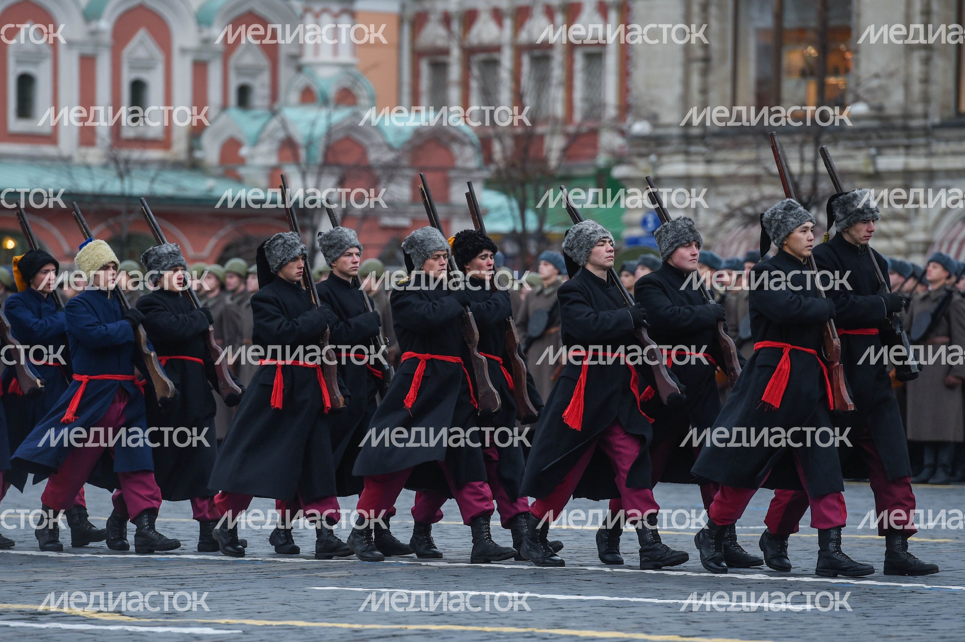 Торжественный марш в честь парада 1941 года на Красной площади в Москве