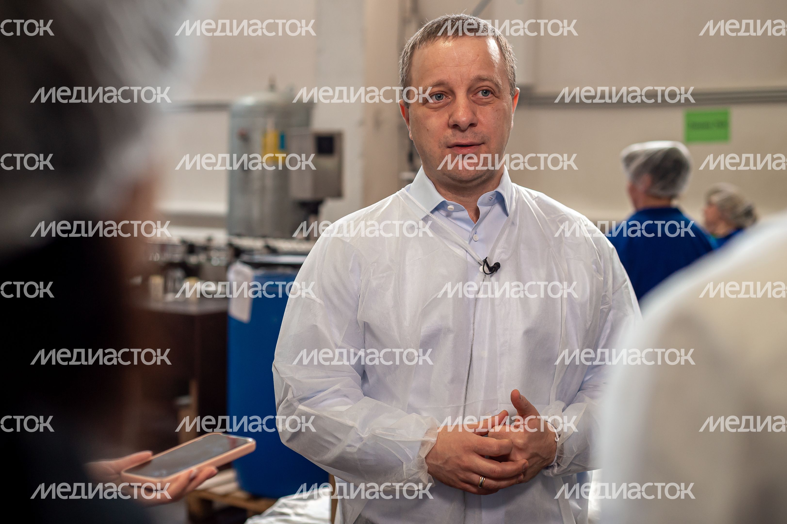 Процесс работы фабрики косметического бренда Mixit