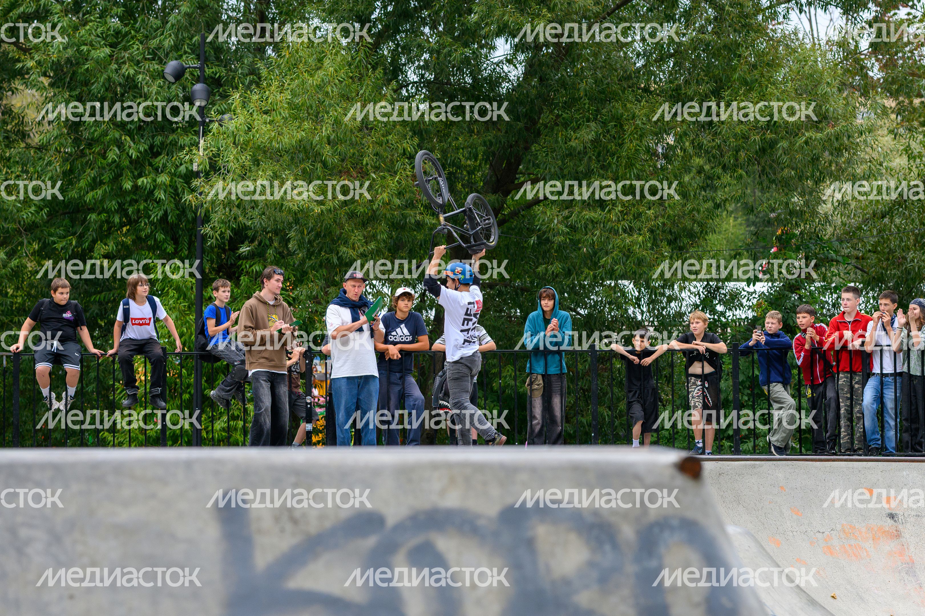 Соревнования в дисциплине велосипедный мотокросс (BMX) на фестивале уличной культуры в парке Мира города Мытищи Соревнования в дисциплине велосипедный мотокросс (BMX) на фестивале уличной культуры в парке Мира города Мытищи