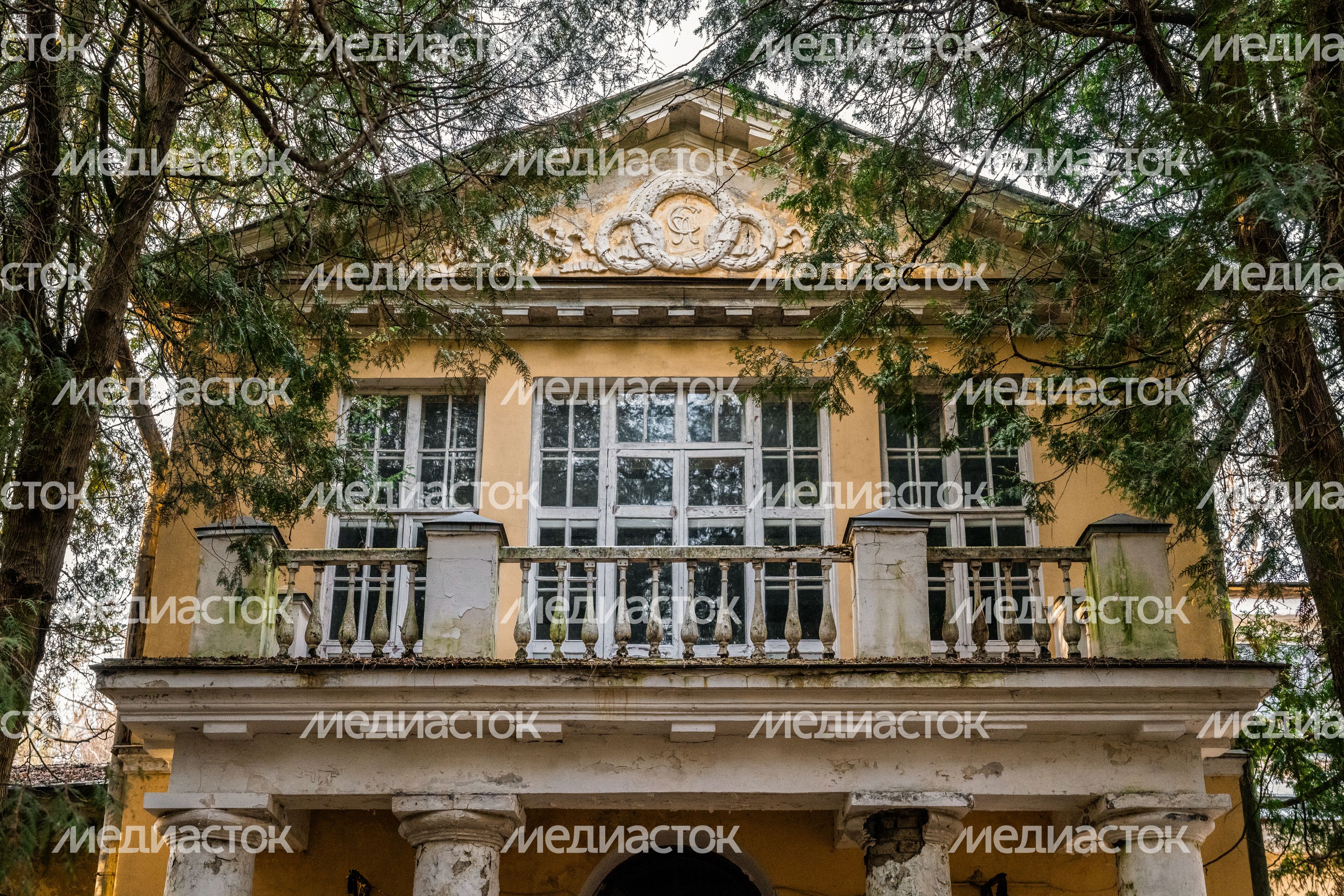 Главный дом усадьбы Суханово Ленинского округа весной Главный дом усадьбы Суханово Ленинского округа весной
