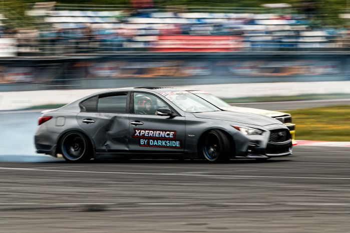 Гонка автомобилей на дрифт-фестивале скорости и драйва Drift Expo Track Mode 2025