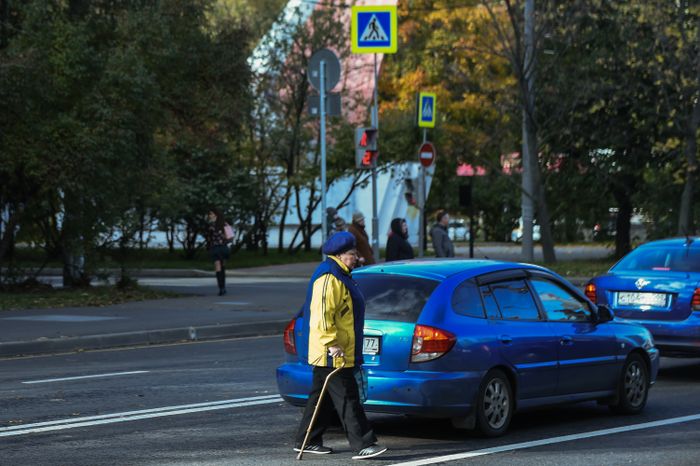 Пенсионеры на улицах Москвы