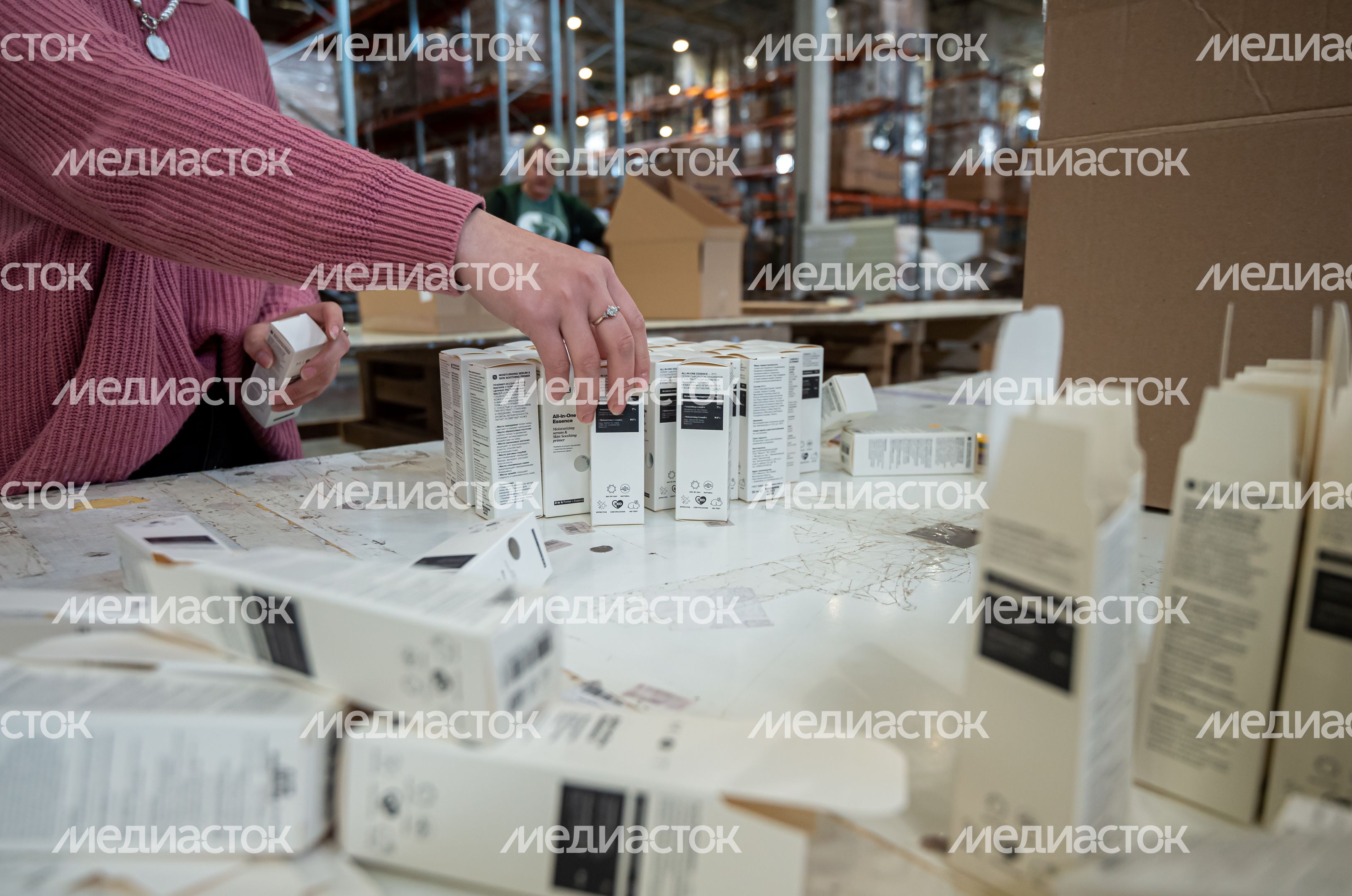 Процесс работы фабрики косметического бренда Mixit