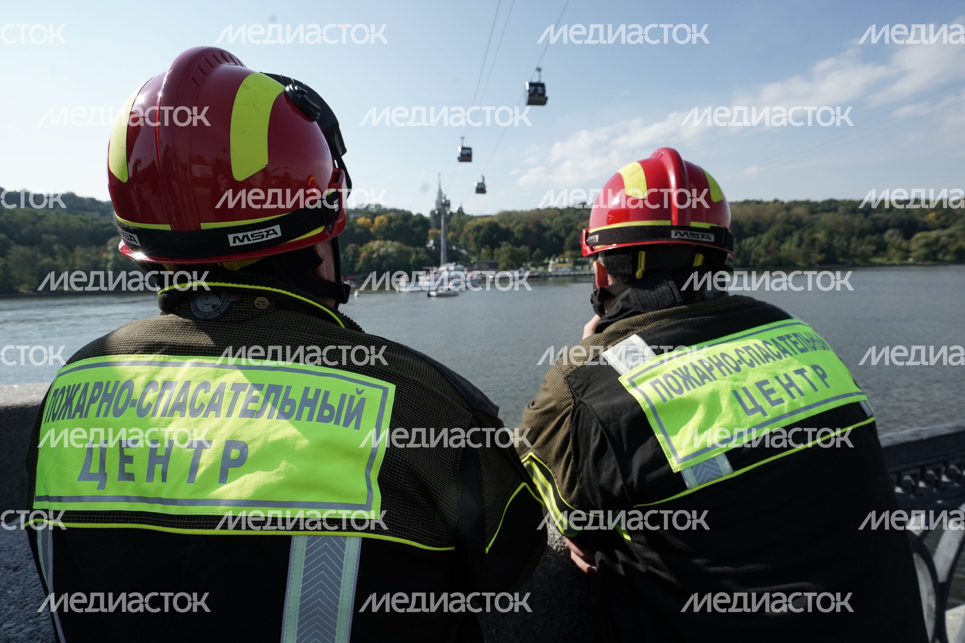 Учения спасателей на канатной дороге на Воробьевых горах