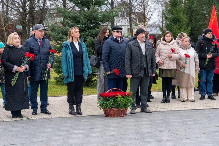 Возложение цветов к месту казни Зои Космодемьянской в музее «Зоя» Рузского округа