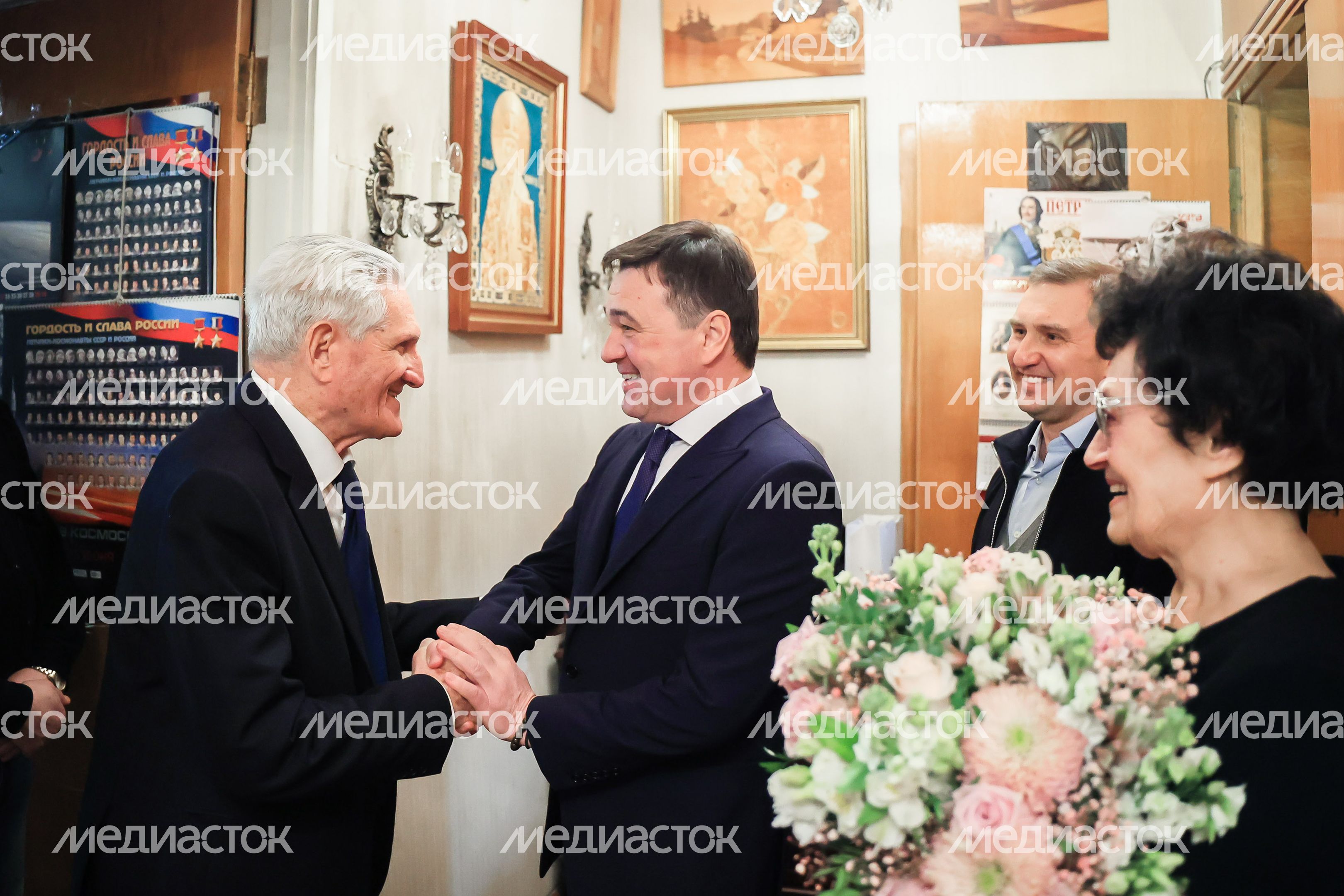 Посещение губернатором космонавта первого отряда