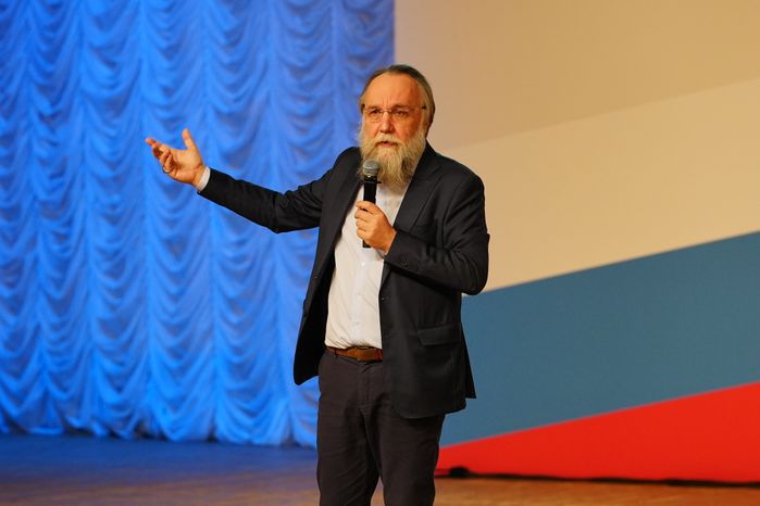 Александр Дугин выступает перед участниками молодежного форума "На государственной службе"