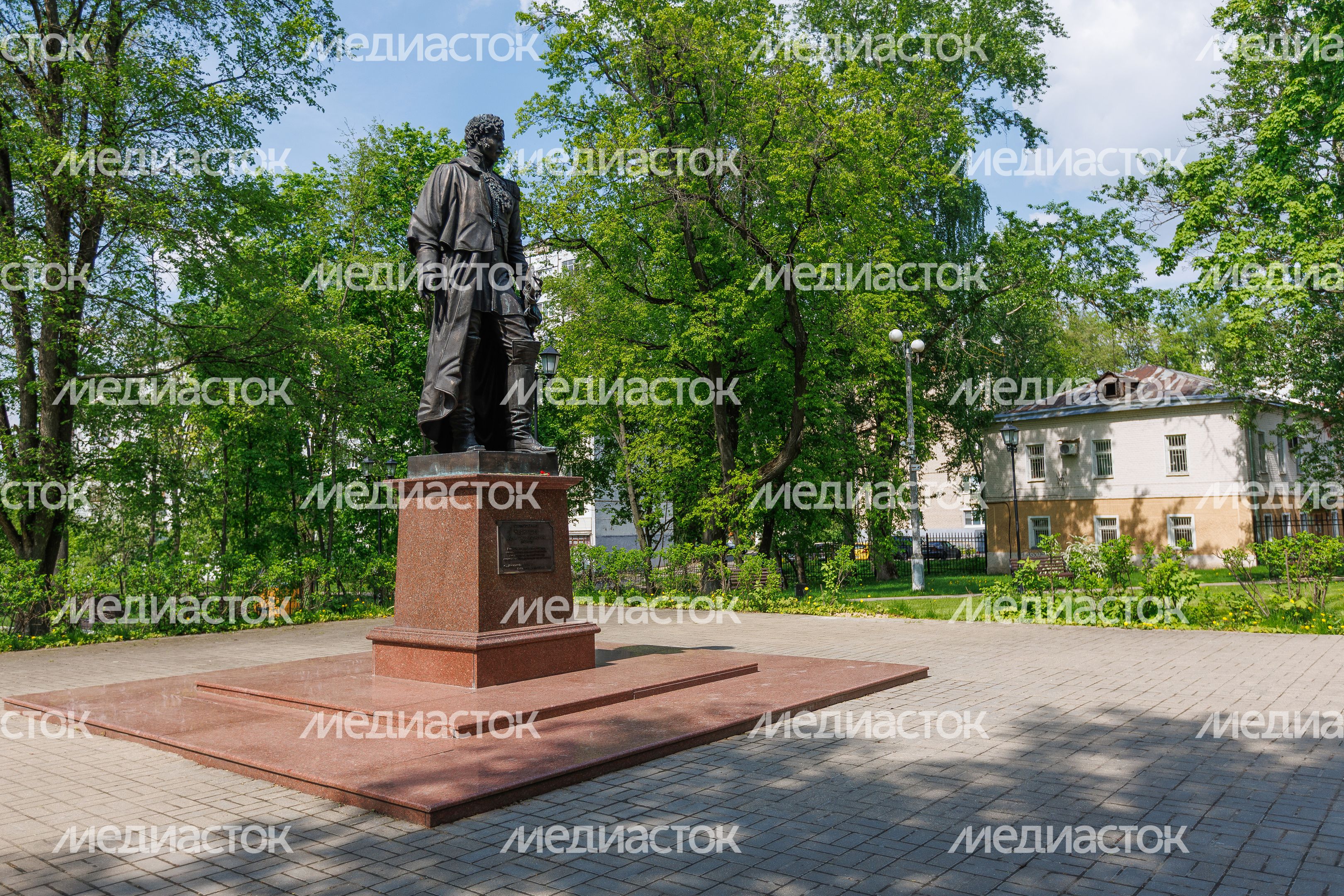 Памятник князю А.И. Чернышеву - герою Отечественной войны 1812 года в парке усадьбы Лыткарино (усадьбы Чернышевых) Памятник князю А.И. Чернышеву - герою Отечественной войны 1812 года в парке усадьбы Лыткарино (усадьбы Чернышевых)