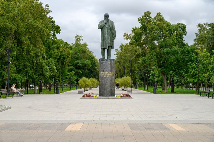 Памятник Николаю Егоровичу Жуковскому на аллее «Создатели авиации России» в Жуковском