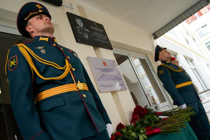 Мемориальную доску Героя РФ Артема Щукина открыли в подольской школе №30