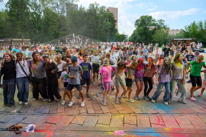 Фестиваль красок Holi Dance в Наташинском парке в Люберцах
