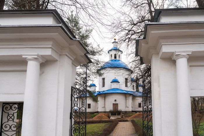 Храм Успения Пресвятой Богородицы в усадьбе Петрово-Дальнее (г. о. Красногорск)