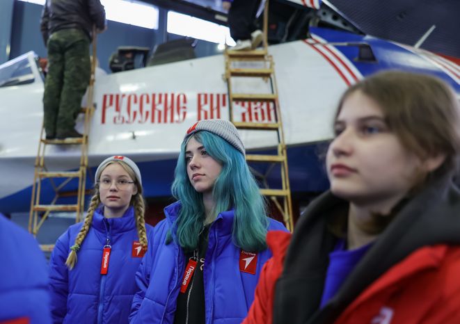 Активисты "Движения первых" встретились с участниками пилотажных групп "Стрижи" и "Русские витязи"