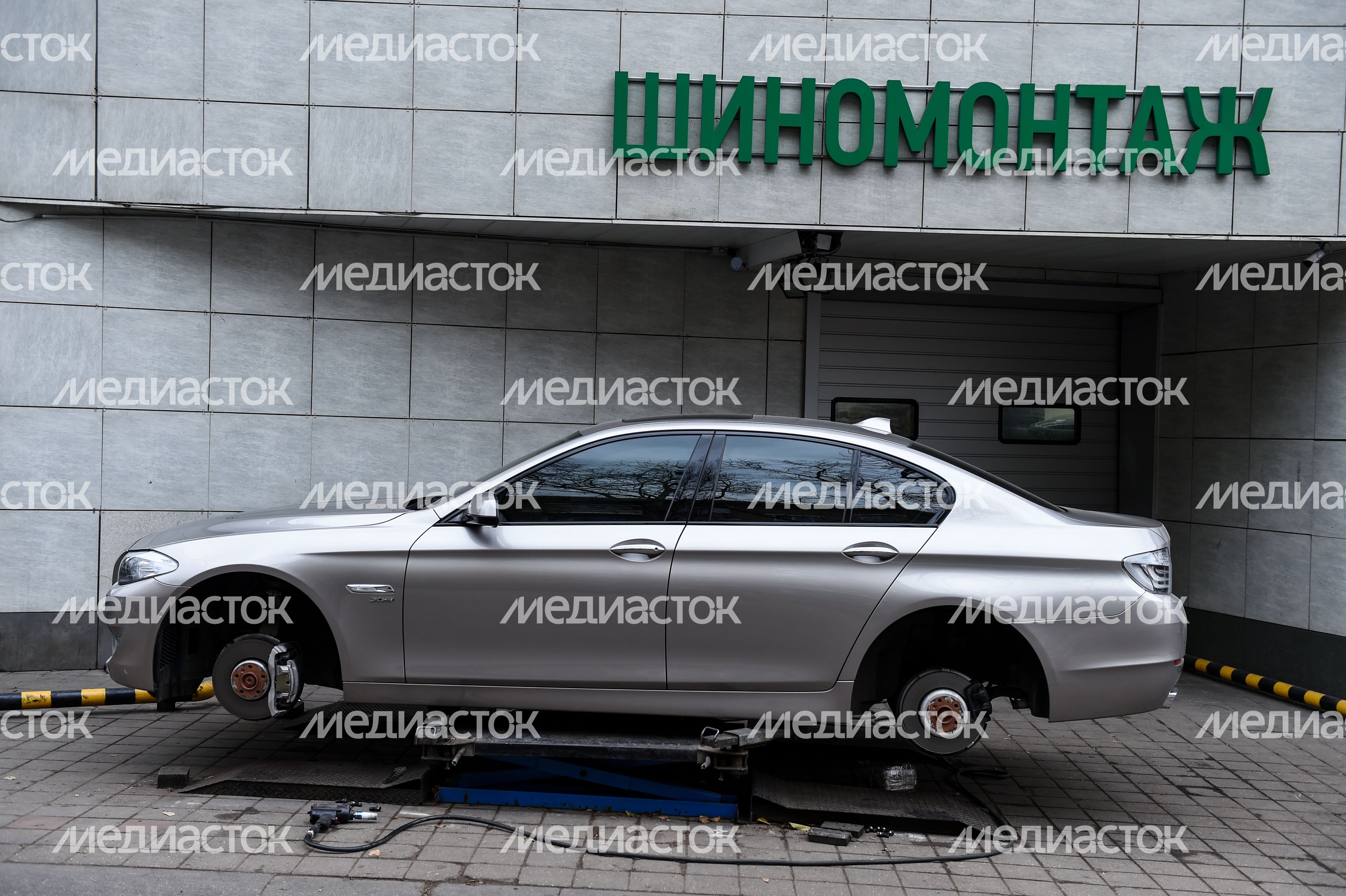 Работа шиномонтажной мастерской перед началом зимнего сезона
