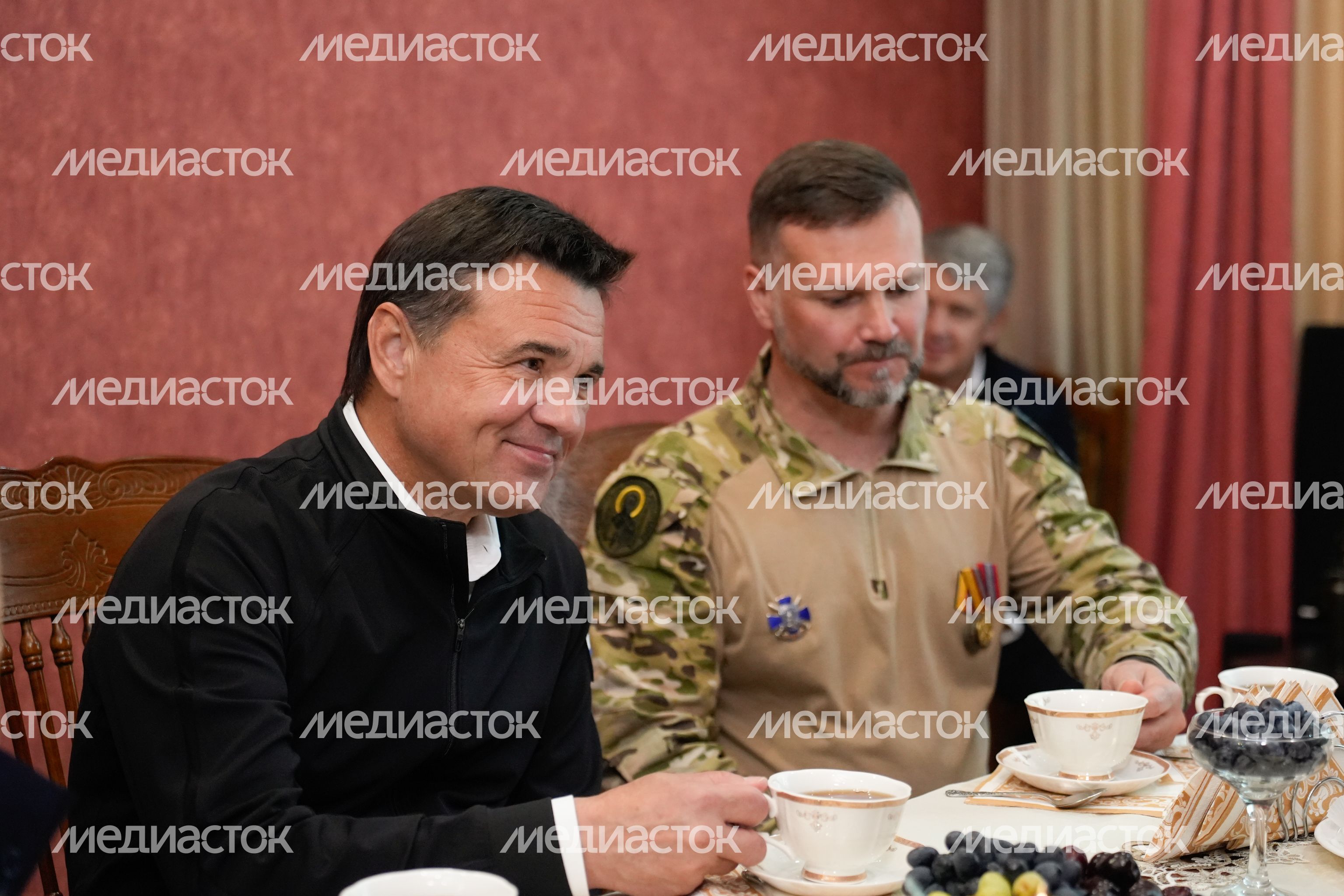 Андрей Воробьев навестил ветерана СВО Дениса Лелькова и вручил ему медаль "За храбрость" II степени