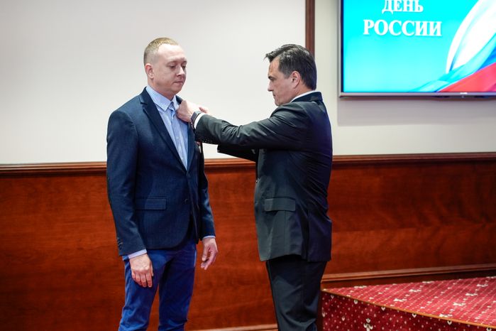 Андрей Воробьев наградил медалью Луки Крымского травматолога-ортопеда Дениса Сидоркина