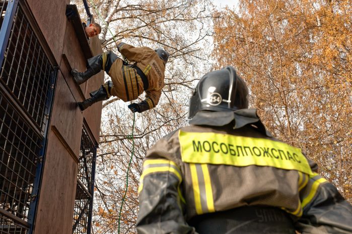 Спасатели демонстрируют навыки альпинистской подготовки на квалификационном экзамене