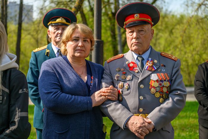 Возложение ветеранами цветов к мемориалу в Дмитровском округе в преддверие Дня Победы