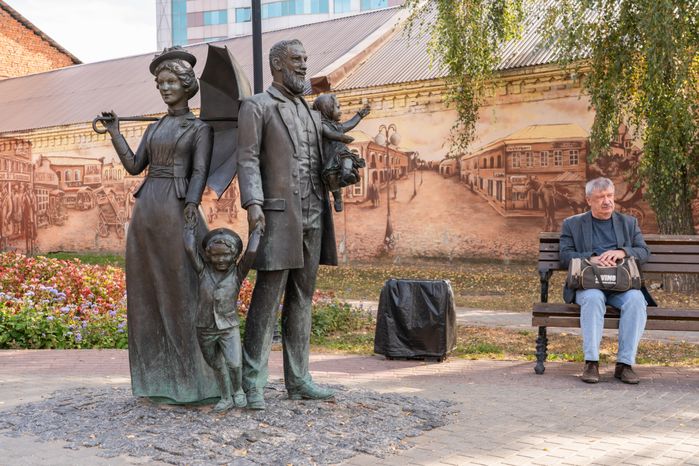Скульптурная композиция "Ярмарка" в Серпухове