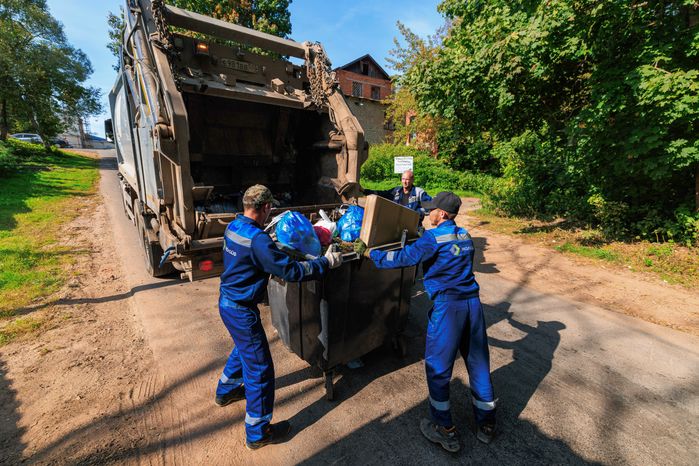Работа мусоровоза при вывозе ТКО в Рузском округе
