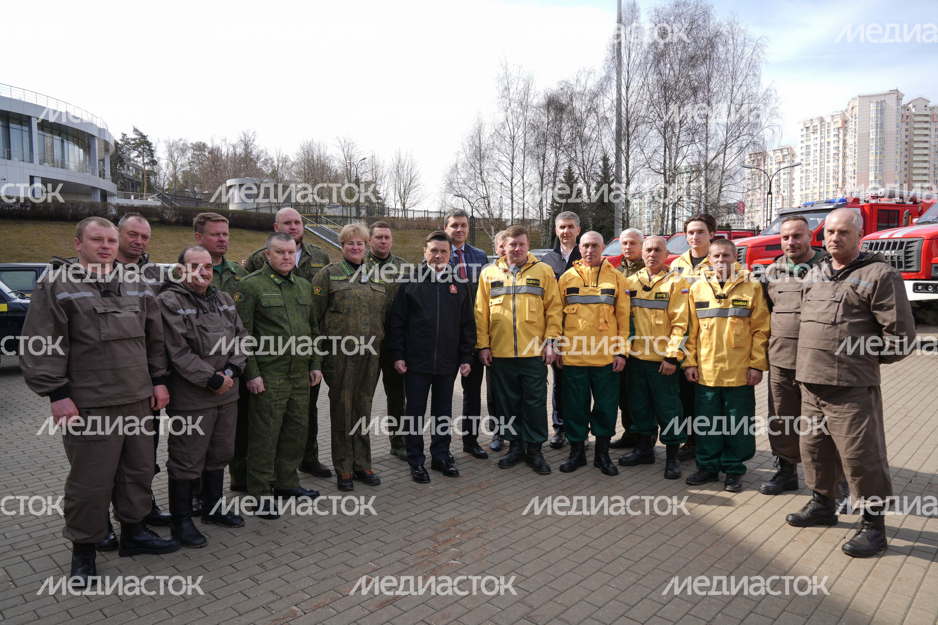 Андрей Воробьев и глава Рослесхоза передали в подмосковные лесничества новую спецтехнику