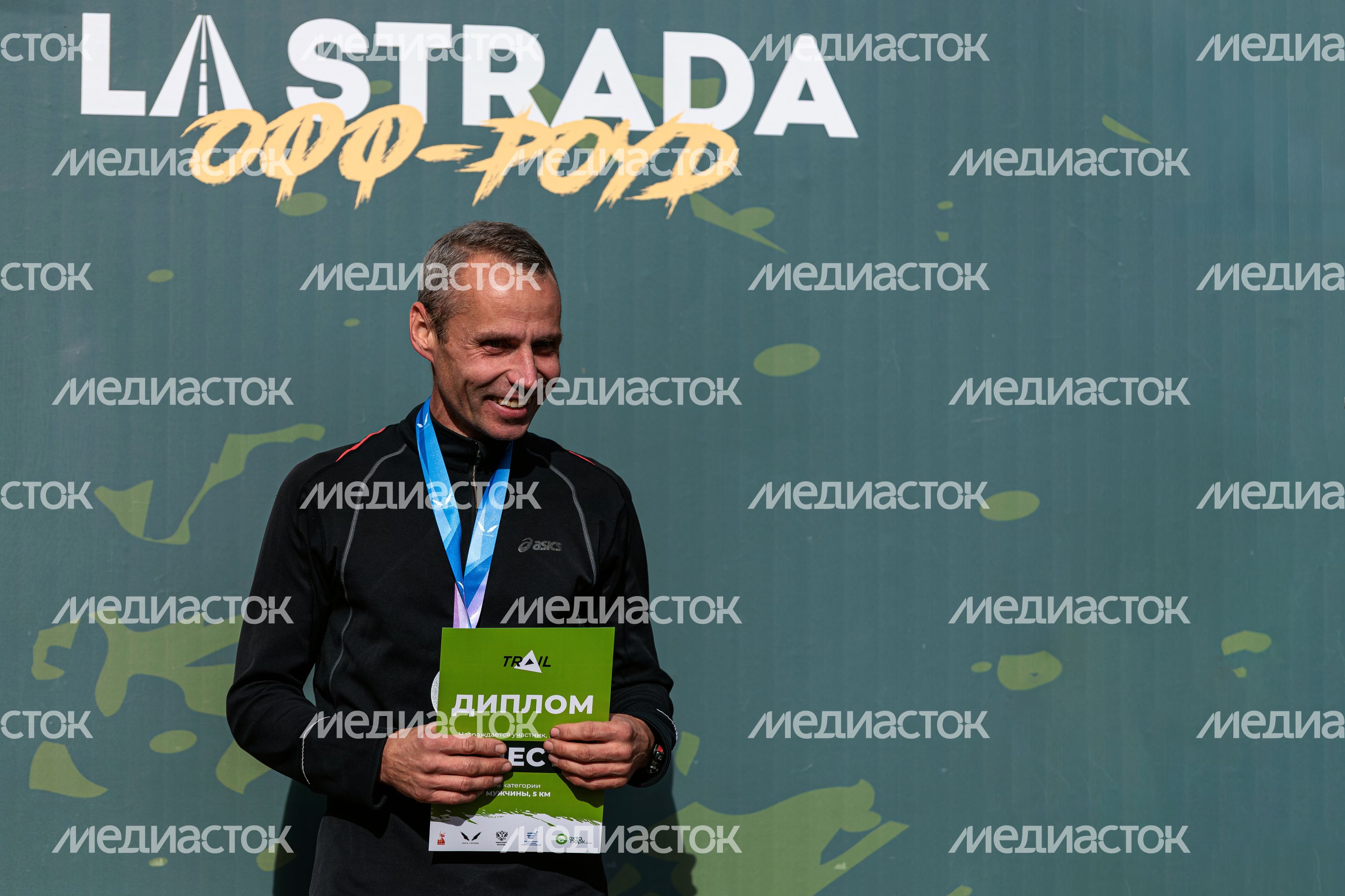 Награждение бегунов на забеге Hero League Trail в Красногорске Награждение бегунов на забеге Hero League Trail в Красногорске