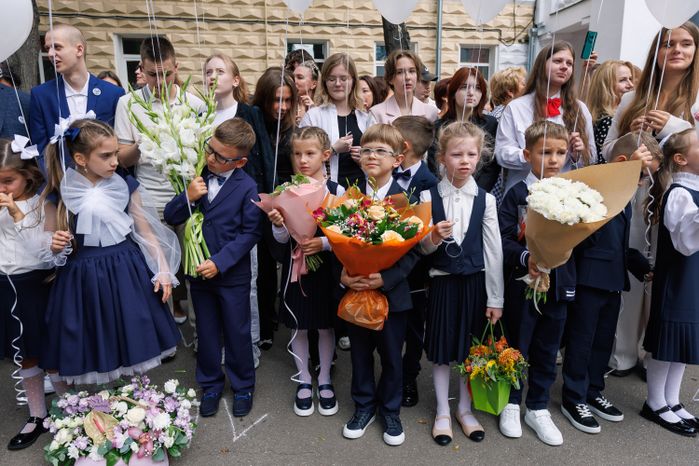 Первоклассники 1 сентября на линейке в школе