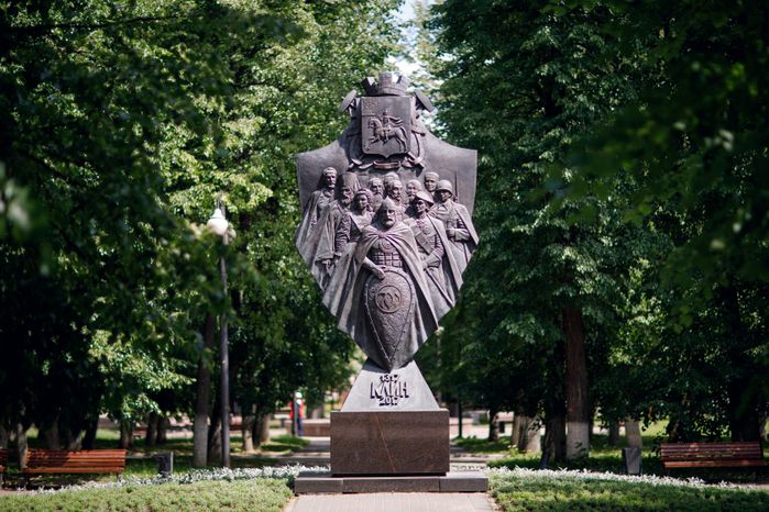 Памятник в честь 700-летия Клина