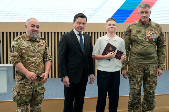 Андрей Воробьев вручил первые паспорта гражданина РФ юным жителям Подмосковья