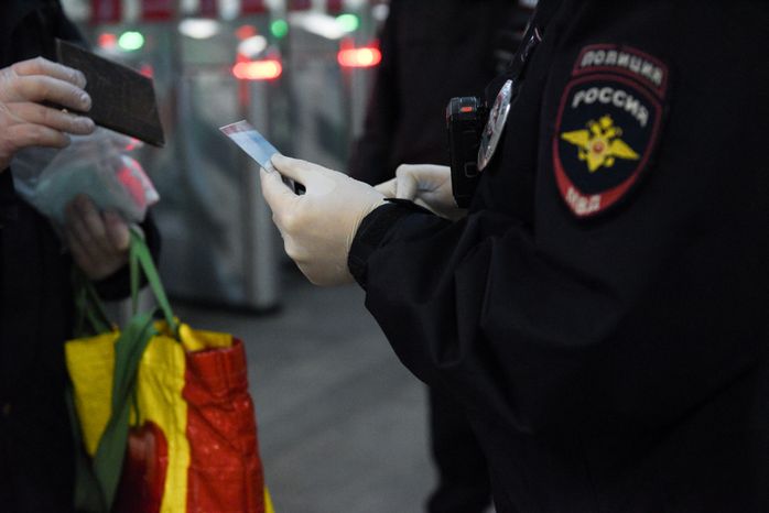 Проверка электронных пропусков в московском метро