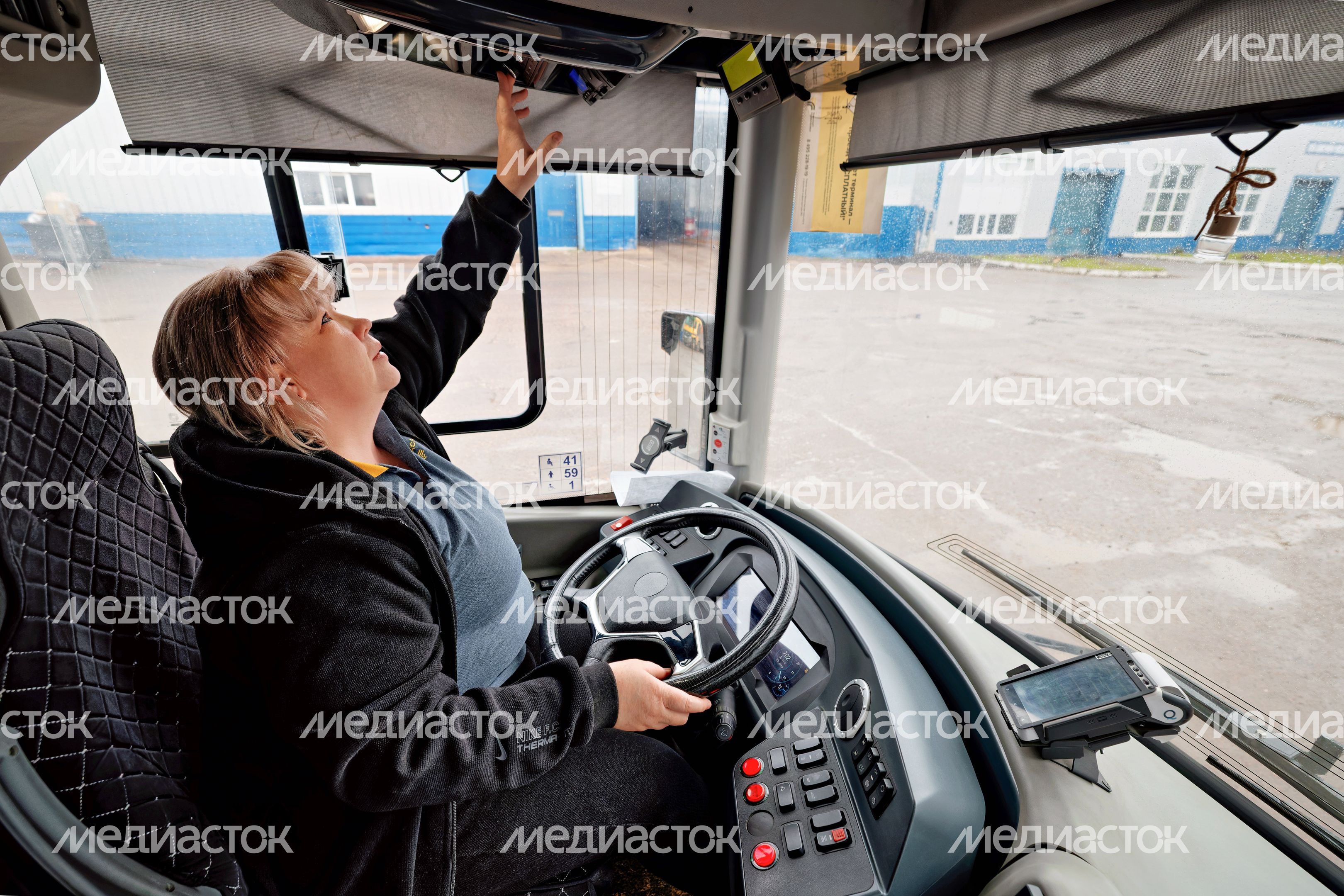 Водитель автобуса Мострансавто проходит предрейсовый осмотр перед выходом на линию Водитель автобуса Мострансавто проходит предрейсовый осмотр перед выходом на линию